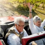 Pensionati sull'auto decappottabile
