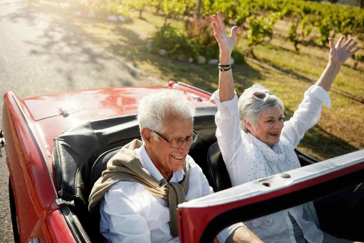 Pensionati sull'auto decappottabile