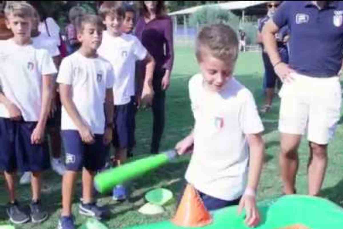 ragazzi in un centro estivo giocano e fanno attività