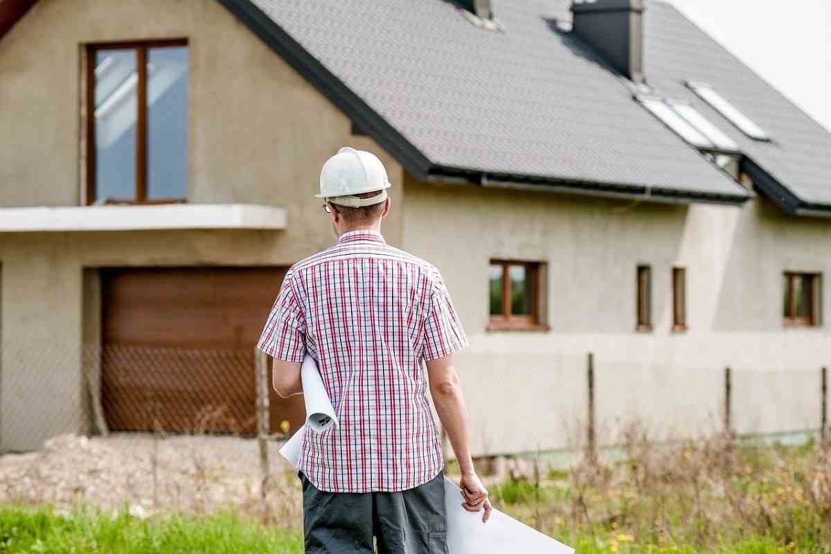 casa cantiere uomo spalle cappello