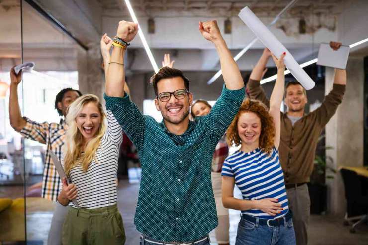 Persone felici in azienda