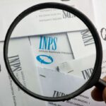 una lente di ingrandimento con la scritta Inps