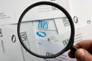 una lente di ingrandimento con la scritta Inps