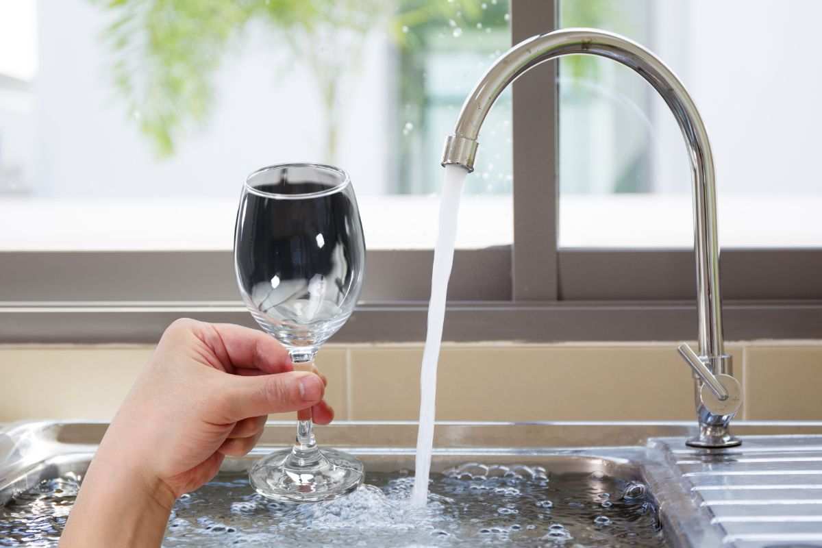 Mai più bicchieri opachi! Aggiungi un cucchiaio di questo nell’acqua bollente e saranno brillanti: ti ci potrai addirittura specchiare