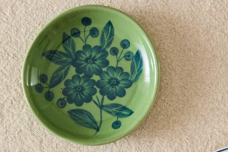 piatto verde con fiori