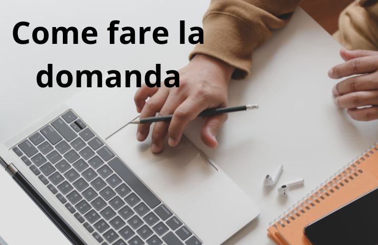 una persona che lavora al computer e la scritta come fare la domanda