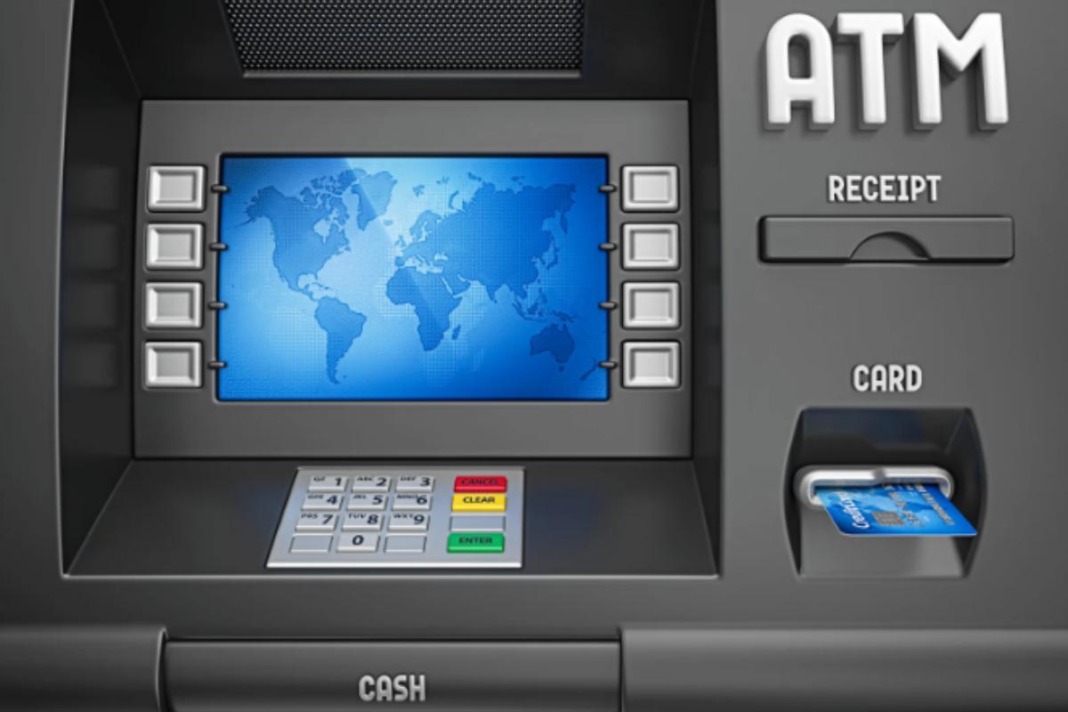macchinetta atm che fa uscire un bancomat dalla fessura