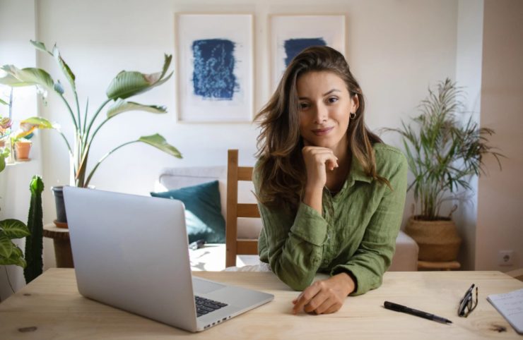 donna seduta ad un tavolo davanti al computer