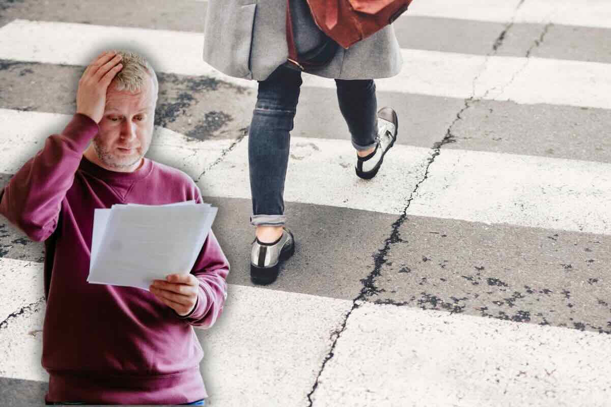 Uomo mano in testa legge documento, ragazza attraversa su strisce pedonali