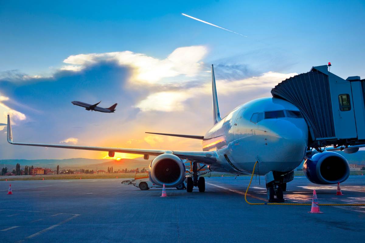 foto dell'aereo in primo piano e in sfondo un aereo che prende il volo