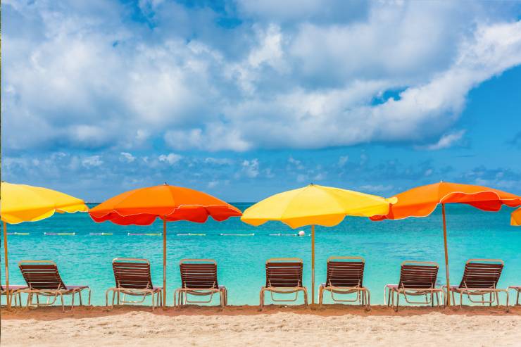 lettini e ombrelloni sulla riva della spiaggia