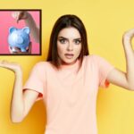 donna indecisa con le braccia aperte e nel riquadro un salvadanaio