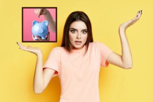 donna indecisa con le braccia aperte e nel riquadro un salvadanaio