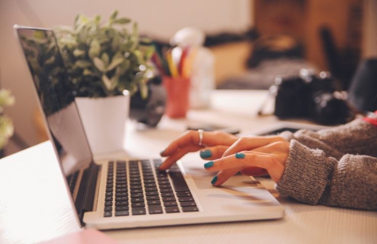 una persona che lavora con il computer