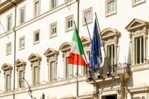immagine del governo con le due bandiere, quella italiana e quella europea